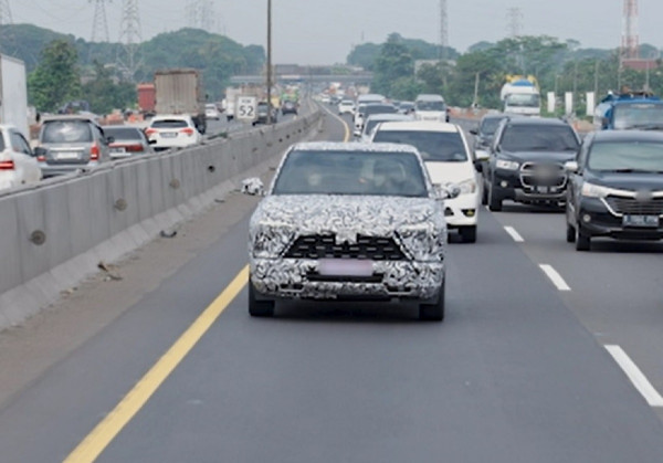 Mobil SUV Baru Mitsubishi Kepergok Uji Coba di Tol Cikampek, Ini Detail yang Menarik
