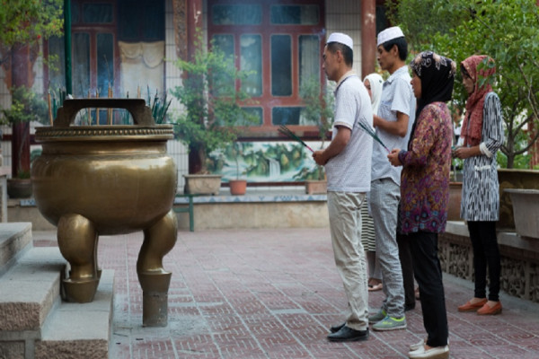 8 Tradisi Iduladha di 6 Benua, Menyalakan Obor dan Dupa Paling Populer di Asia