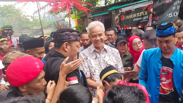 Capres Ganjar Pranowo Blusukan di Pademangan Jakarta Utara, Disambut Antusias Warga
