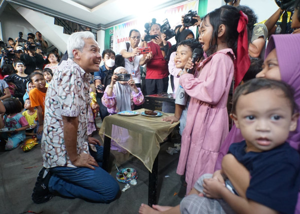 Momen Ganjar saat Sambangi Warga Jakarta, Jenguk Orang Sakit hingga Rayakan Ulang Tahun