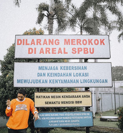 Arya Saloka Pose di Areal SPBU Sambil Pegang Rokok, Tuai Sorotan Netizen