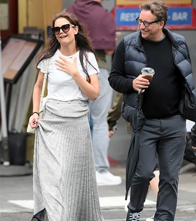 Kepergok Pelukan, Katie Holmes Tepis Rumor Kencan dengan Talent Agent Jeremy Barber