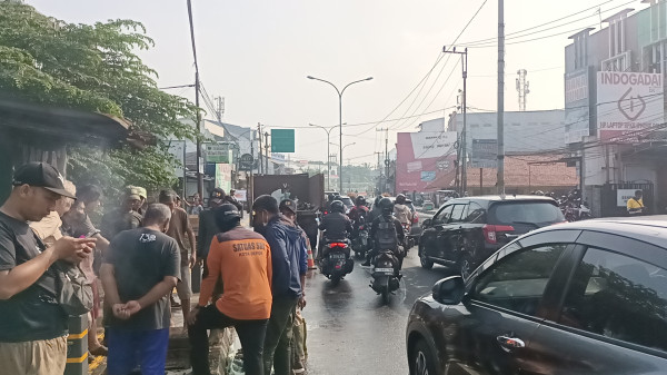 Sampah dari Gorong-Gorong Diangkut, Banjir di Jalan Raya Kartini Depok Surut
