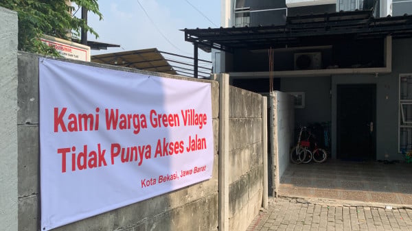 Penampakan Akses Jalan Warga Cluster Green Village Bekasi Dibeton, Mobil Diparkir di Taman
