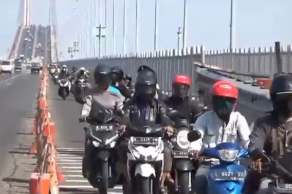 Rayakan Iduladha, Warga Madura Toron Padati Jembatan Suramadu