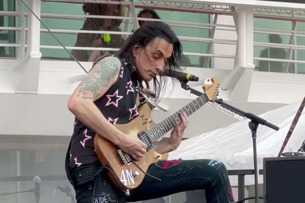 Biasa Main Musik Rock, Begini Pengalaman Nuno Bettencourt Jadi Gitaris Rihanna