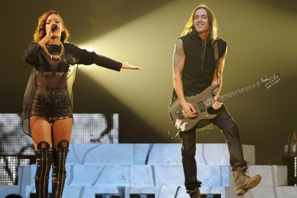 Biasa Main Musik Rock, Begini Pengalaman Nuno Bettencourt Jadi Gitaris Rihanna