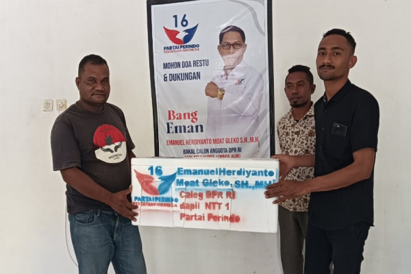 Peduli UMKM, Caleg Perindo NTT Emanuel Herdiyanto Salurkan Bantuan Boks Ikan