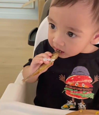 Momen Rayyanza Lahap Makan Ikan Shisamo Curi Perhatian, Netizen Gemas