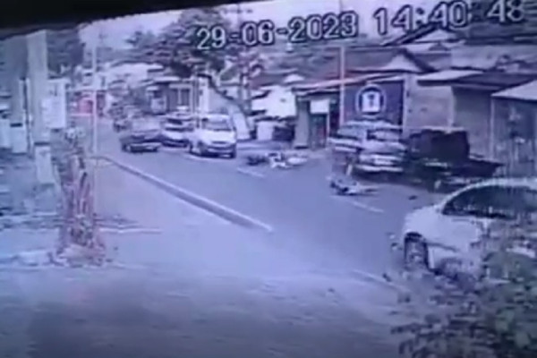 Ngeri! Detik-detik Orang Terbang Dalam Tabrakan Mobil Vs Motor di Malang, 2 Korban Tewas Seketika
