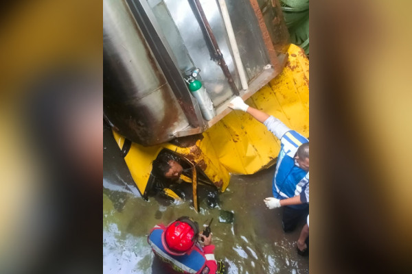 Truk Tangki Terjebur ke Sungai Dekat Tol JORR Kembangan, Kondisi Sopir Mengenaskan