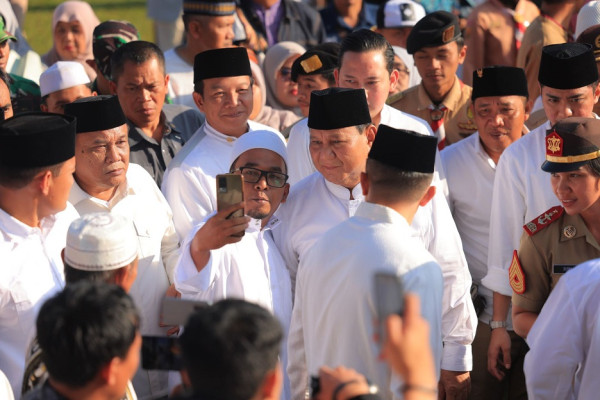 Salat Iduladha di Stadion Mandalamukti Bandung Barat, Prabowo Disambut Riuh Jemaah