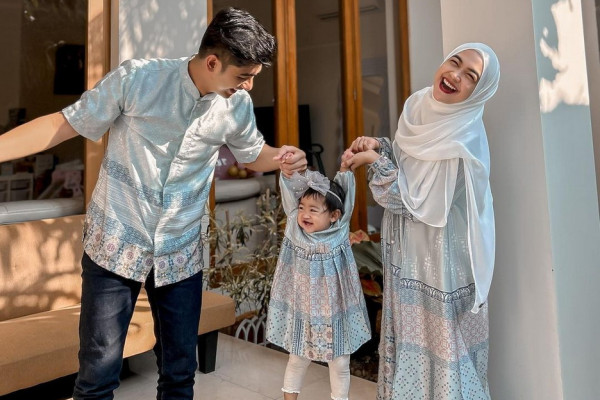 Rayakan Iduladha 2023, Ria Ricis Tampil Kompak Bersama Teuku Ryan dan Baby Moana