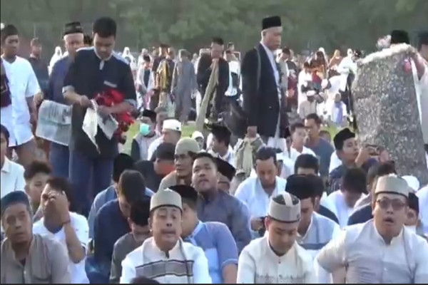 Ribuan Umat Muslim Ikuti Salat Iduladha di Lapangan Karebosi Makassar