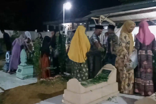Nyekar, Tradisi Warga Sampang untuk Rayakan Iduladha