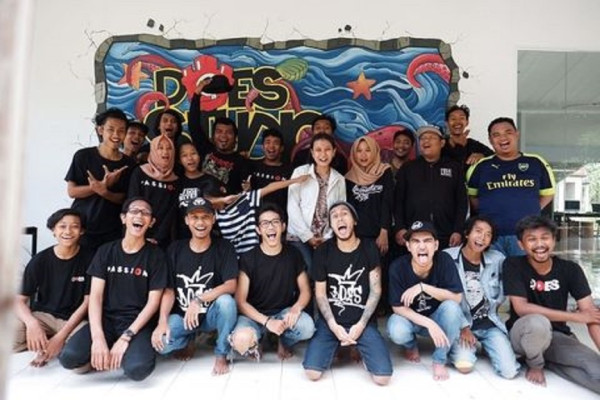 8 Artis Ini Dirikan Sekolah Gratis, Nomor 6 Pentolan Band Punk Rock