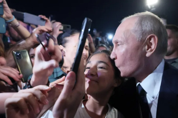 Disambut bak Rockstar di Dagestan, Putin Berfoto dengan Membawa Alquran