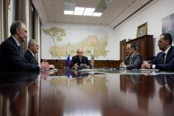 Disambut bak Rockstar di Dagestan, Putin Berfoto dengan Membawa Alquran