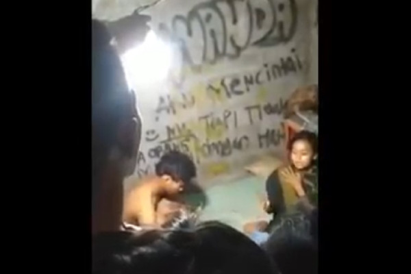 Asyik Lepas Baju dalam Rumah Kosong, Sepasang Remaja Mesum Panik Digerebek Warga
