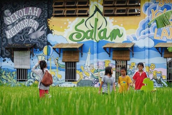 9 Sekolah Unik di Dunia, Nomor 4 Siswa Boleh Bermain Api dan Kotor-kotoran