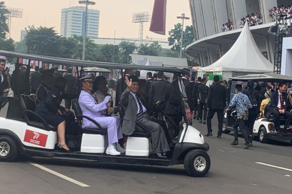 Hadiri HUT Bhayangkara, Jokowi, Ma'ruf Amin, dan Prabowo Tiba di GBK Naik Mobil Boogie