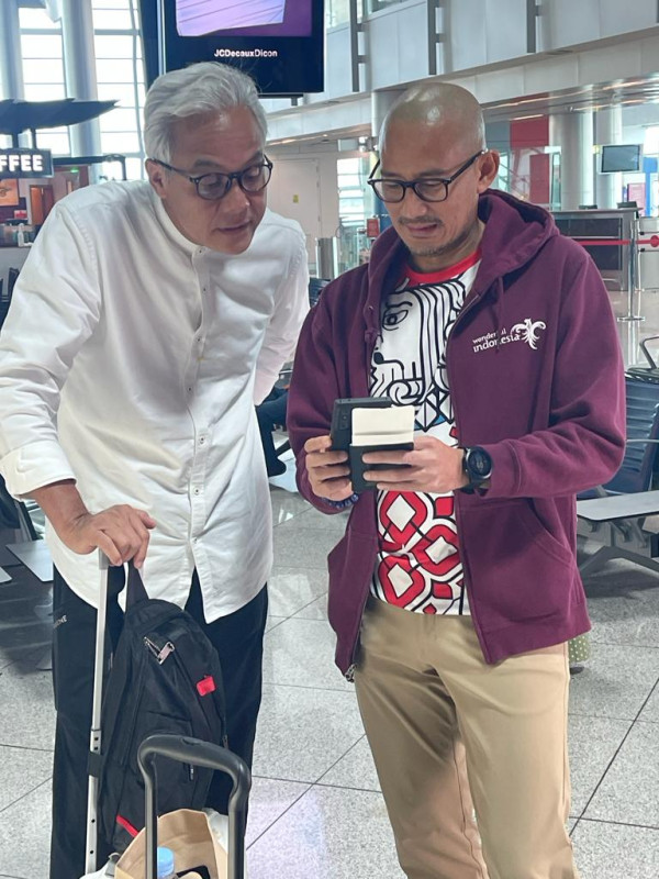 Usai Berhaji, Sandiaga Uno dan Ganjar Pranowo Pulang Bareng ke Tanah Air