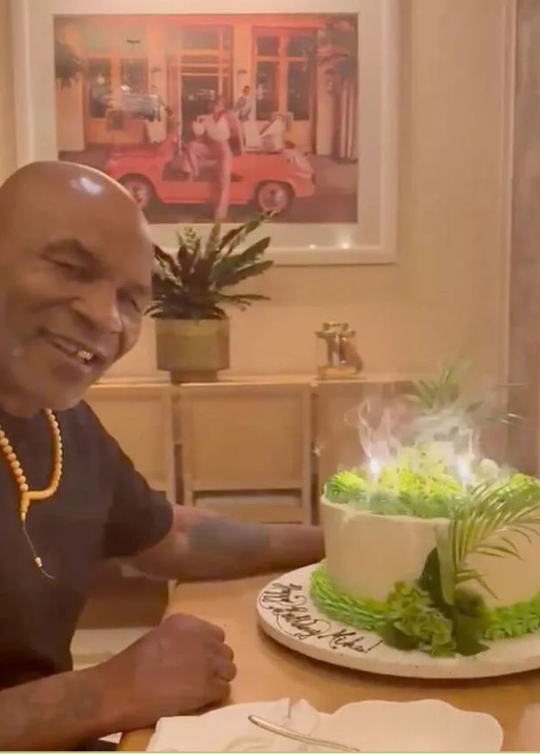 Momen Lucu Mike Tyson Sulit Tiup Lilin Kue Ultah Berbentuk Kebun Ganja