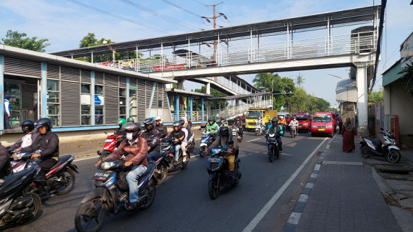 Stasiun Manggarai Kembali Dipadati Penumpang, Jalan Daan Mogot Ramai Lancar