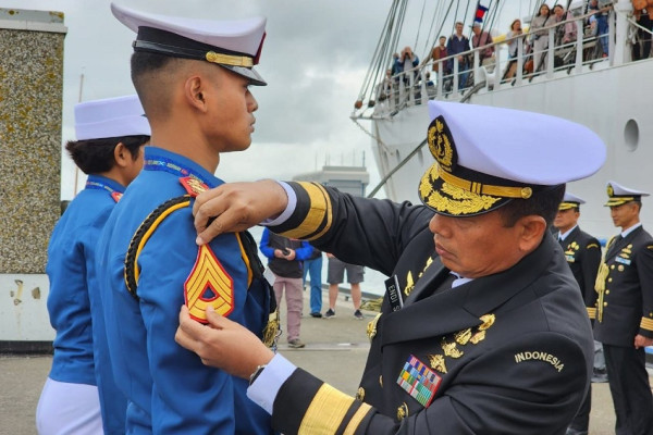 Pertama Kali dalam Sejarah, Kenaikan Pangkat 68 Taruna AAL Digelar di Belanda