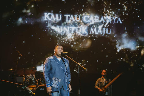 Etnik! Gaya Fashion Andmesh Kamaleng saat Konser di Malaysia