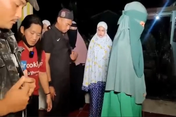 Gempar! Seorang Perempuan Terekam Jadi Imam Salat dengan Makmum Pria