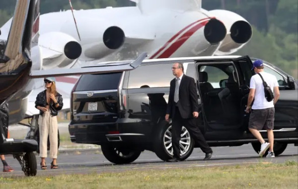 Turun dari Helikopter, Leonardo DiCaprio Kepergok Gandeng Wanita Misterius