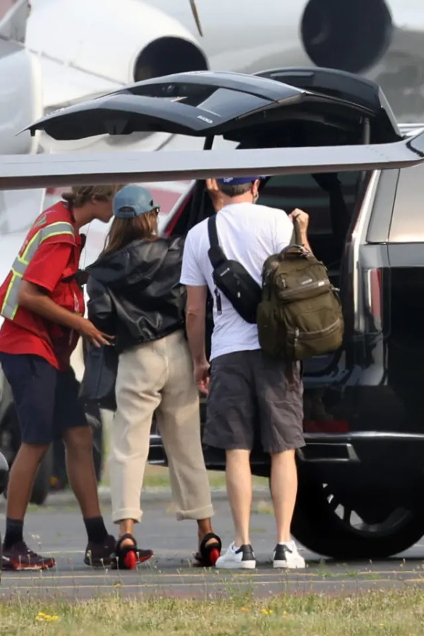 Turun dari Helikopter, Leonardo DiCaprio Kepergok Gandeng Wanita Misterius