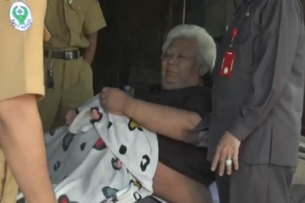 Evakuasi Pria Obesitas Berbobot 200 Kg, Petugas Jebol Dinding Rumah