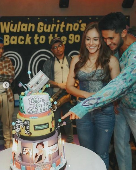 5 Potret Kebersamaan Wulan Guritno dan Sabda Ahessa yang Diduga Putus usai Hapus Foto di IG