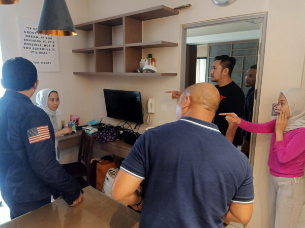 Penampakan Si Kembar Rihana-Rihani Tersangka Penipuan Jual Beli iPhone saat Ditangkap Polda Metro Jaya