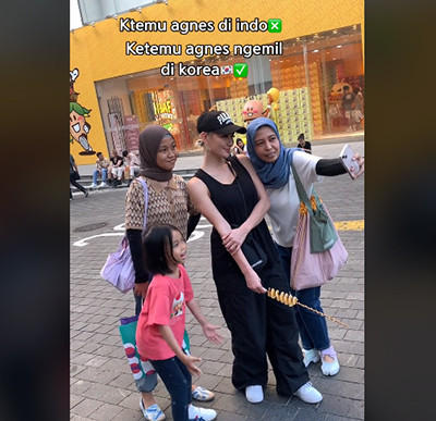 Agnez Mo Ladeni Permintaan Foto Fans Meski Tengah Asyik Ngemil, Keramahannya Tuai Pujian