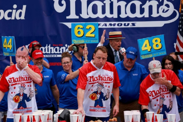 Punya Perut Karet, Pria Ini Makan 62 Hot Dog dalam 10 Menit