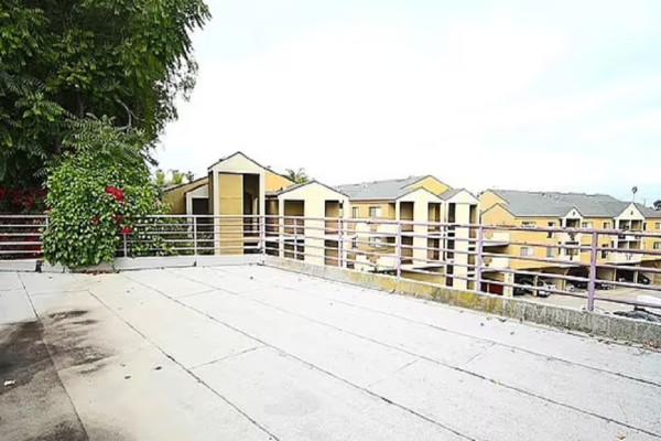 Rumah Unik di bawah Jalan dan di atas Jembatan Terjual Rp6,4 Miliar