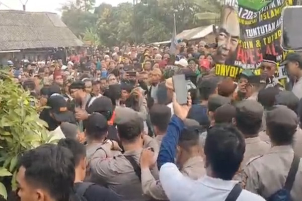 Kericuhan Pecah di Depan Pesantren Al Zaytun Akibatkan Sejumlah Polwan Terluka, Begini Penampakannya