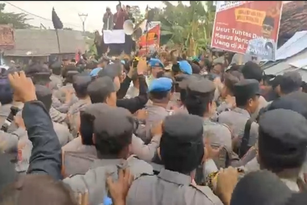 Kericuhan Pecah di Depan Pesantren Al Zaytun Akibatkan Sejumlah Polwan Terluka, Begini Penampakannya