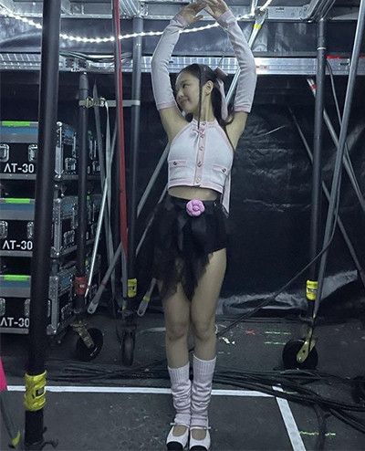 Gaya Jennie BLACKPINK vs Margot Robbie saat Kenakan Balletcore