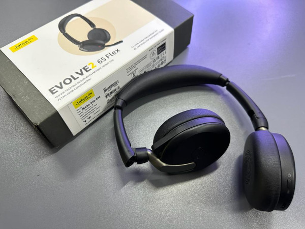 Review Jabra Evolve2 65 Flex dan Senjata Anti Bising Canggihnya