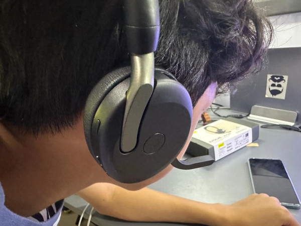 Review Jabra Evolve2 65 Flex dan Senjata Anti Bising Canggihnya