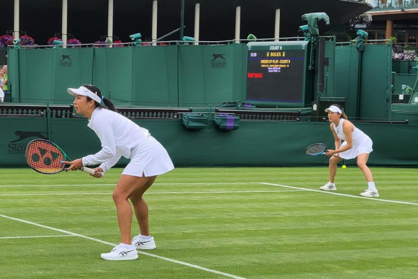 Bermitra dengan Miyu Kato, Petenis Indonesia Aldila Sutjiadi Lolos ke Putaran Kedua Wimbledon 2023