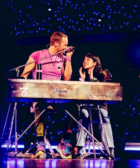 Chris Martin Ajak Penggemar Indonesia Naik ke Atas Panggung saat Konser Coldplay di Denmark