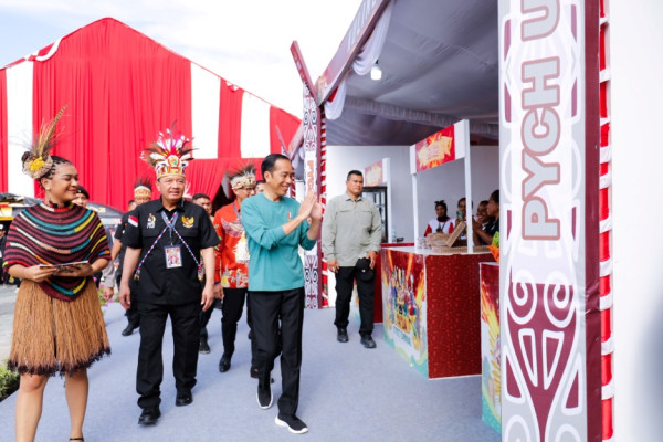 Momen Presiden Jokowi Buka Papua Street Carnival Ditemani Kepala BIN