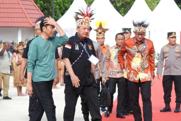 Momen Presiden Jokowi Buka Papua Street Carnival Ditemani Kepala BIN
