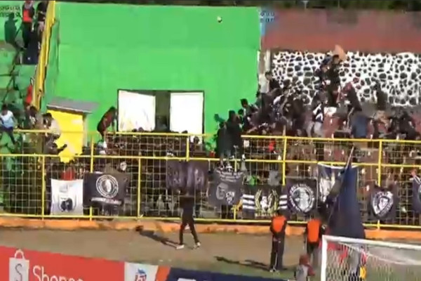 Memalukan! Kericuhan Suporter Pecah di Stadion Gelora BJ Habibie Parepare, 4 Terluka