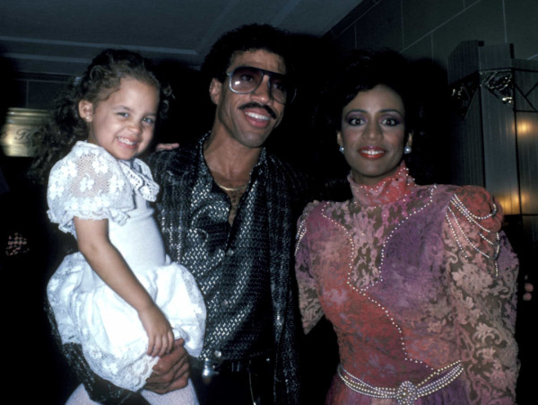 7 Artis Hollywood Ini Mengadopsi Anak dari Berbagai Negara